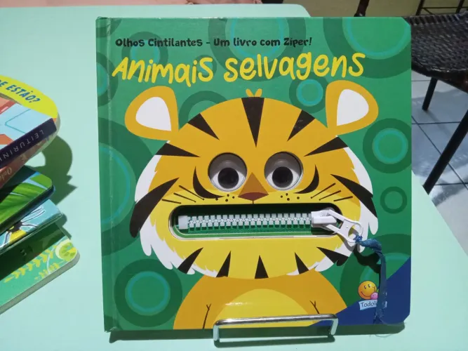 Livro infantil animais selvagens olhos cintilantes com zíper