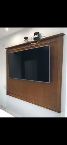 Painel de TV em madeira maciça ? qualidade e estilo clássico!