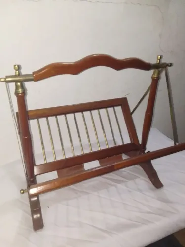 Revisteiro de Madeira Vintage com Detalhes em Metal