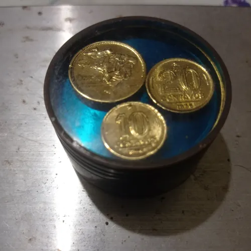 Moedas Antigas em Exposição Decorativa