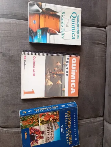 Livros de Química e História.