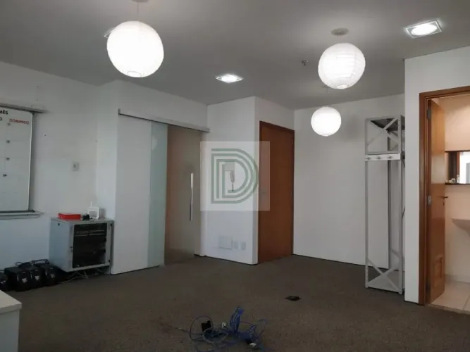 Vila Sônia - Região do Portal do Morumbi - São duas salas comerciais de 70 m², para venda.