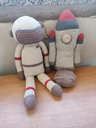 Boneco Amigurumi Astronauta e foguete Crochê Feito À Mão