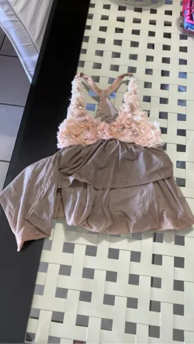 Top feminino com detalhes florais