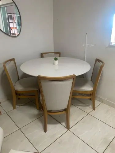 Mesa de Jantar 4 Cadeiras - Rústica e Elegante
