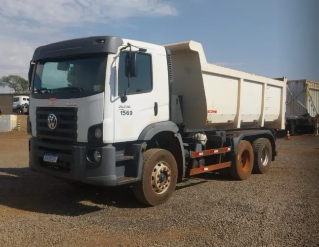VW 31.330 ano 2022, 6x4, com caçamba Facchini de 16 m, em SP