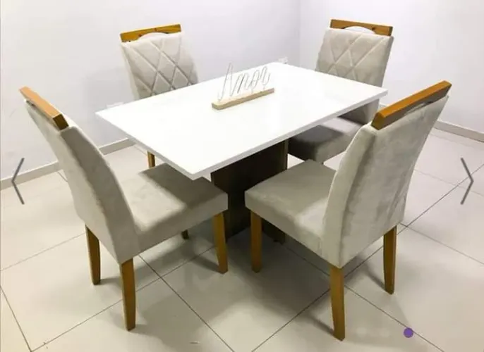 Mesa de Jantar com 4 Cadeiras Tampo com vidro e cadeiras em madeira maciça
