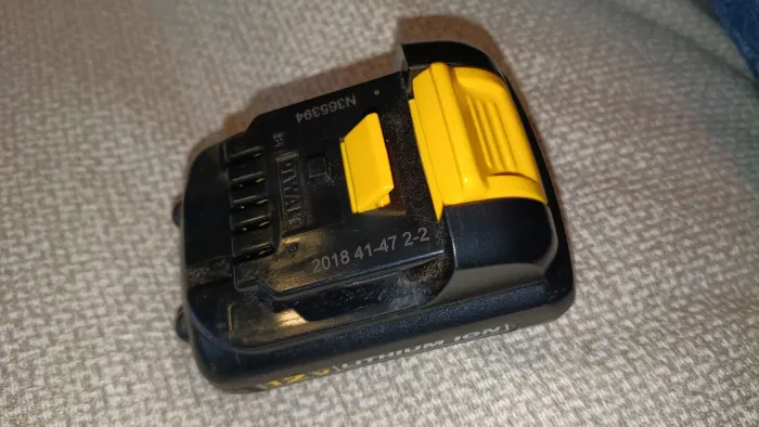 Bateria Dewalt 12 volts, 1,3 Amperes, semi nova.