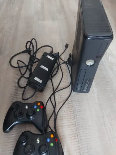 Xbox 360 com 2 controles e acessórios