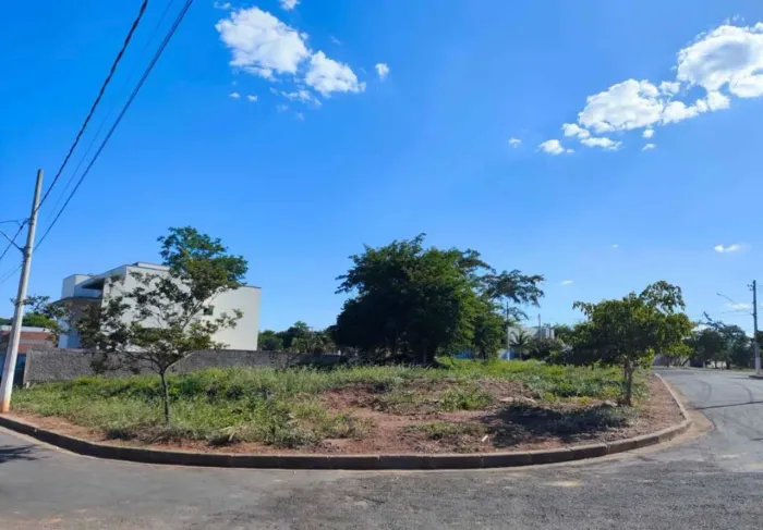 Lote de 376 m² de esquina e escriturado no Pampulha Tênis Clube