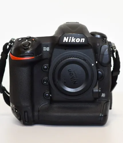 Nikon D5 com 2 baterias e 6 cartões CF