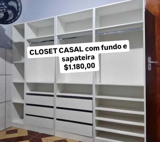 Closet casal com sapateira e fundo 