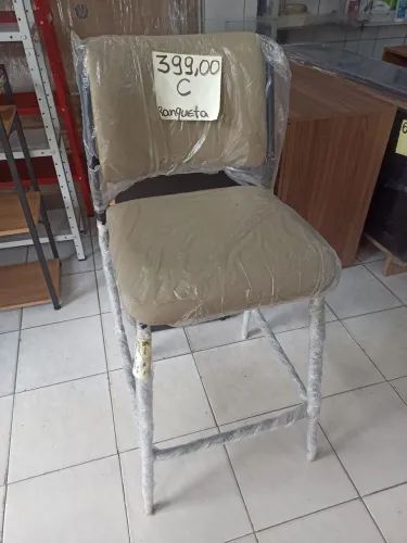 Banqueta alta bege 