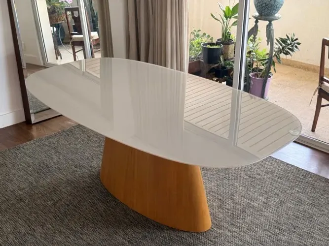 Mesa de Jantar Oval  até 8 lugares. Pé de madeira cônico e tampo de vidro. Perfeito estado