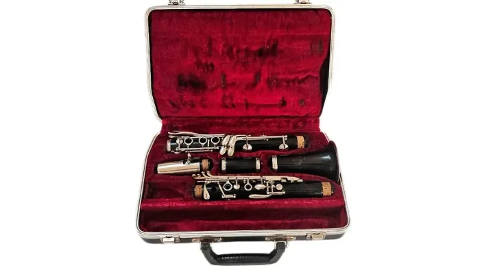 Clarinete  Americana Conn Sib 17 chaves regulada + estojo