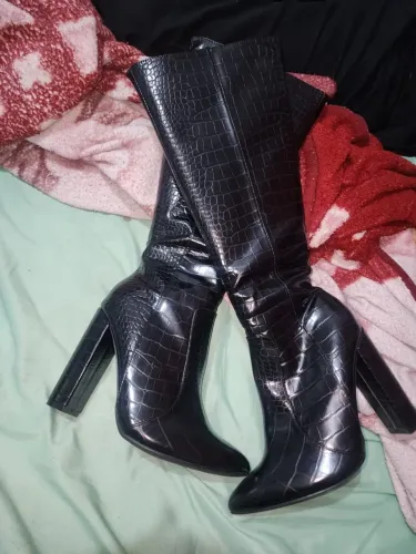 Bota de couro sintético, bico fino e salto bloco com padrão de pedra. Cano alto. Número 36