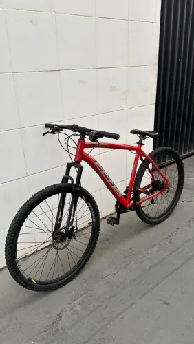 Vende-se uma bicicleta em ótimo estado