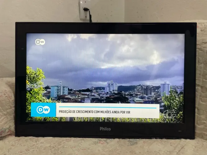 TV Philco 24" LED com Conversor Digital Integrado - Usada e Funcionando Perfeitamente!