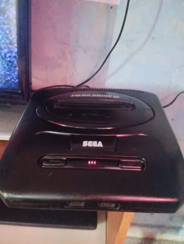 Vendo vídeo gamer SEGA com jogos na memória vai 2 controles , só 1 controle que funciona