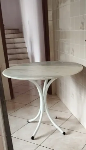Mesa redonda, com superficie em mármore.
