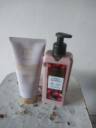 Kit um creme Eudora cereja e amêndoas e um creme de banho acetinado lily