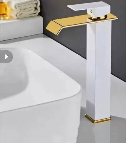 Torneira branca dourada pia lavabo