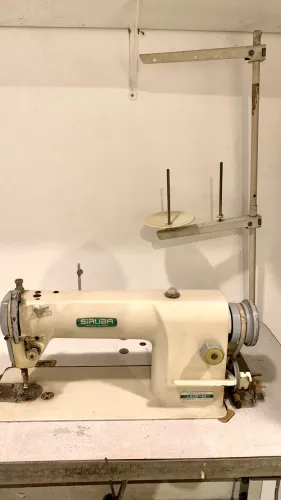 Excelente máquina reta Siruba industrial.