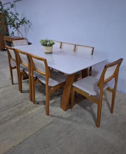 Mesa nova com cadeiras de madeira