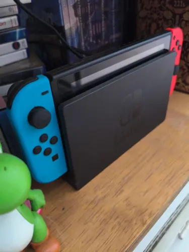Nintendo Switch 32GB e com 2 Controles Joy-Con