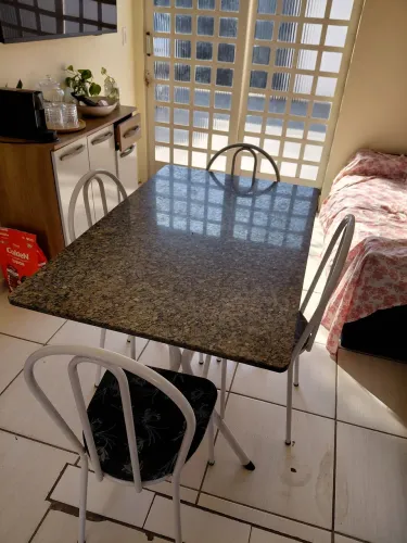 Vendo Mesa de Jantar 4 lugares com tampo de pedra