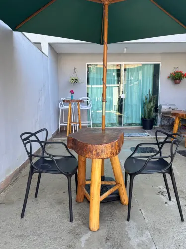 Conjunto de Mesa de madeira com 2 cadeiras de polipropileno preta e Ombrelone verde