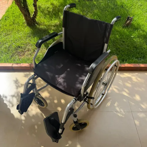 Cadeira de rodas. Semi novo. Pouco uso. Delamed. Grande. Uso hospitalar. Cadeira de rodas.