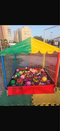 Casinha de bolinha com várias bolinhas e ainda vai o saco de bolinhas 