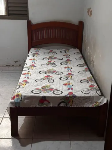 Cama de solteiro( madeira cerejeira)