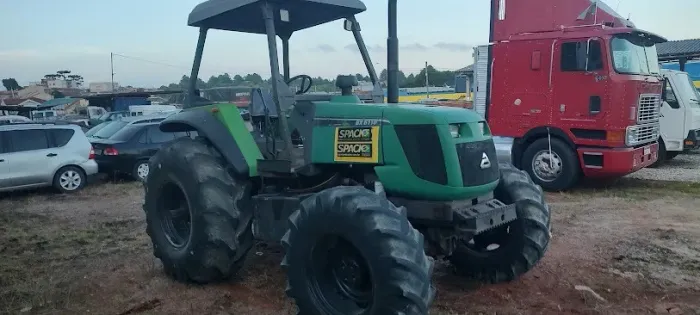 Trator Agrale  mod BX 6110  traçado 4x4 motor MWM 229 4cc em ótimo estado,  ano 2010