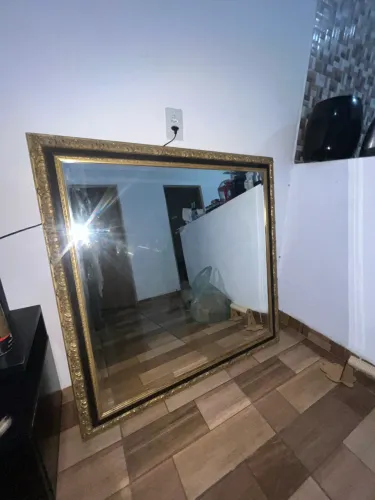 Espelho Grande com Moldura Dourada