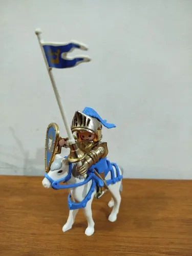 Boneco Playmobil importado Golden Edition.