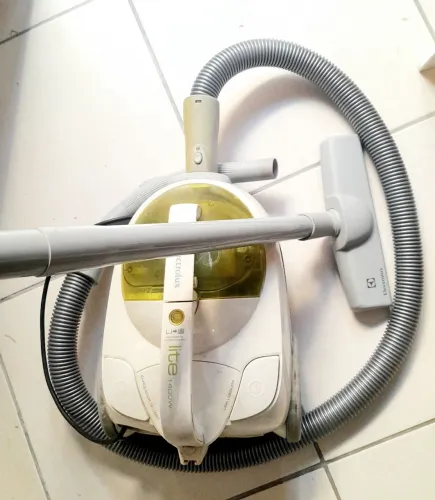 Aspirador de Pó Electrolux Lite LIT11 1400W - 220V