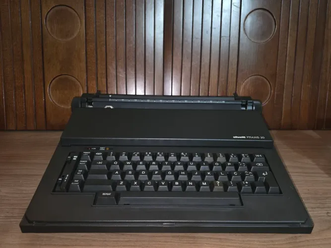 Máquina de escrever elétrica Oliveti Praxis 20