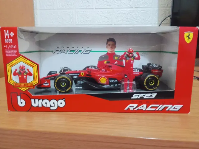Miniatura Ferrari F23 + Piloto LECLERC