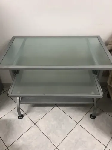 Mesa de vidro para computador