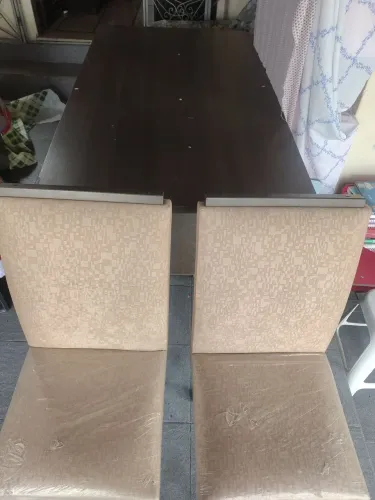 Uma mesa de um metro meio com 6 cadeira acompanha um forro