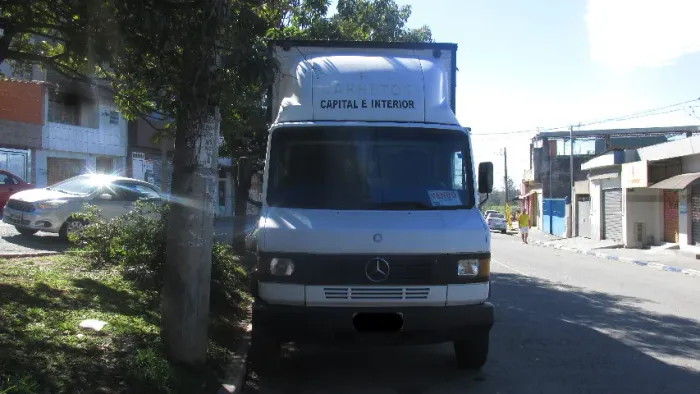 Mercedes Benz 710 com baú - Ano 2002