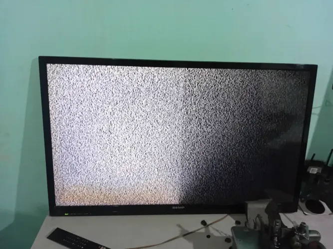 Tv SEMP 42 poegada detalhe na tela funcionando normalmente 