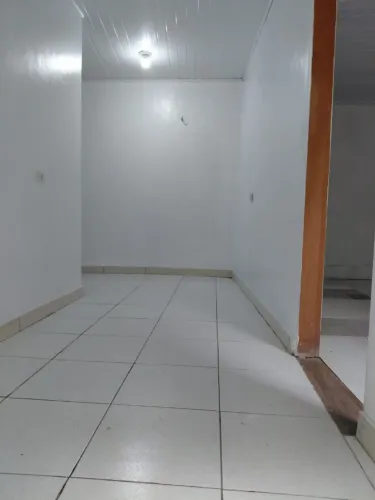 ALUGA-SE CASA AMPLA COM QUINTAL ESPAÇOSO