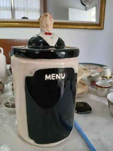 Pote em porcelana lindíssimo.