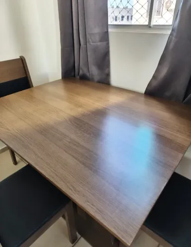 Mesa de Jantar com 4 Cadeiras - Excelente Estado