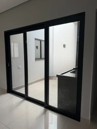 PORTA EM ESQUADRIA