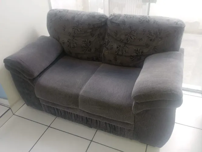 SOFÁ DE 2 LUGARES ( MUITO BEM CONSERVADO)