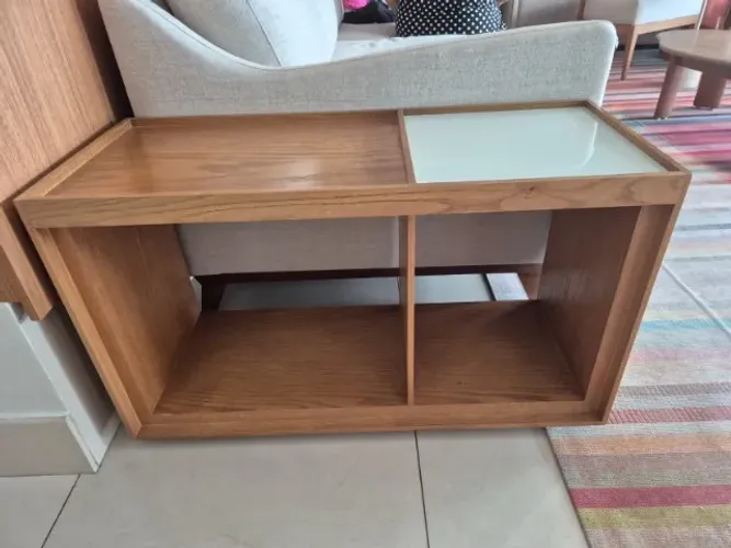 Mesinha lateral em madeira com vidro branco